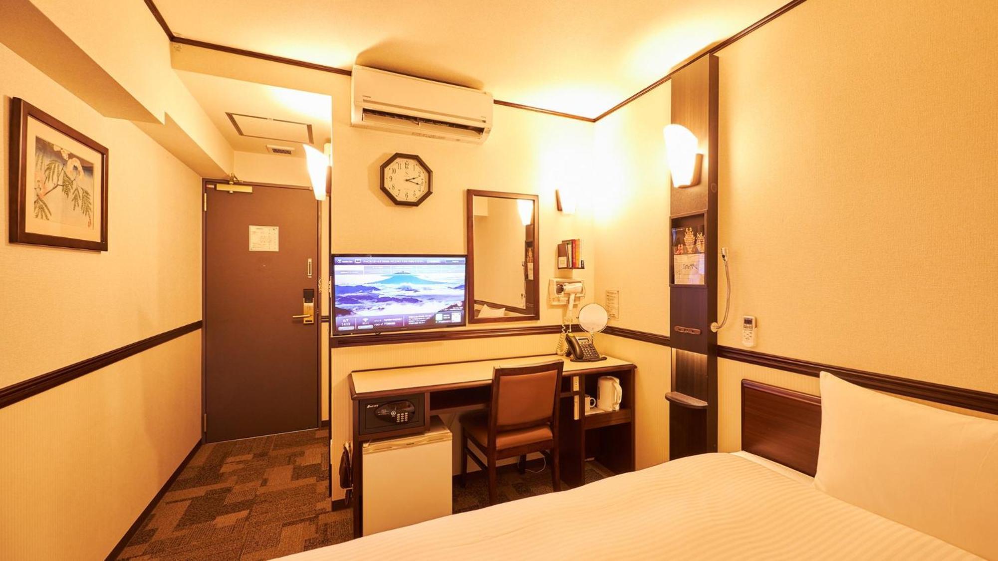 Toyoko Inn Tsu Eki Nishi Guchi Rum bild