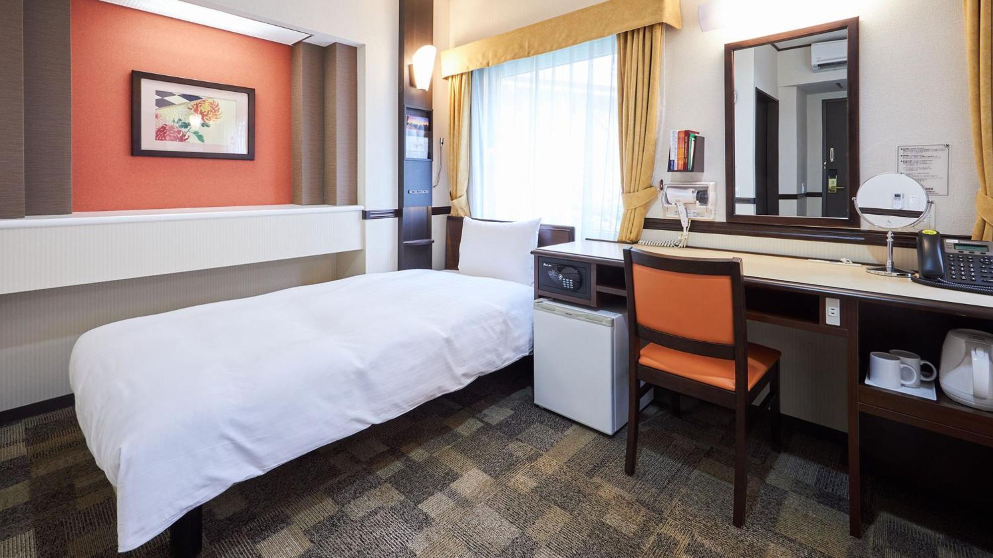 Toyoko Inn Tsu Eki Nishi Guchi Rum bild
